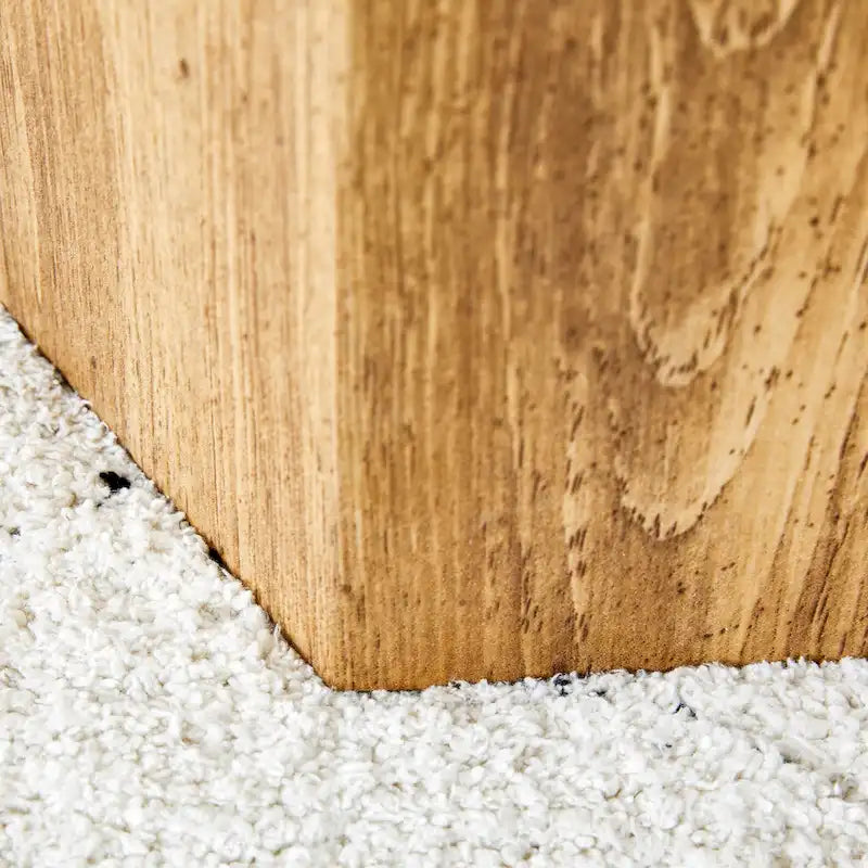 Table basse hexagonale texturée avec patins antidérapants, idéale pour les petits espaces de salon.