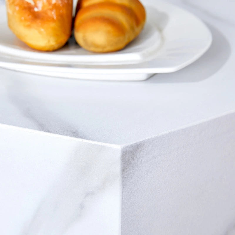 Table basse hexagonale texturée avec patins antidérapants, idéale pour les petits espaces de salon.