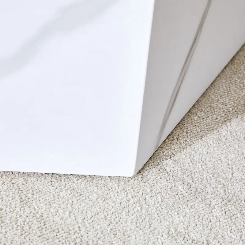 Table basse hexagonale texturée avec patins antidérapants, idéale pour les petits espaces de salon.