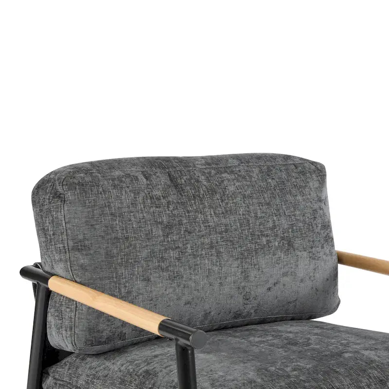 Fauteuil d'appoint moderne avec coussins moelleux, structure métallique minimaliste et accoudoirs en bois.
