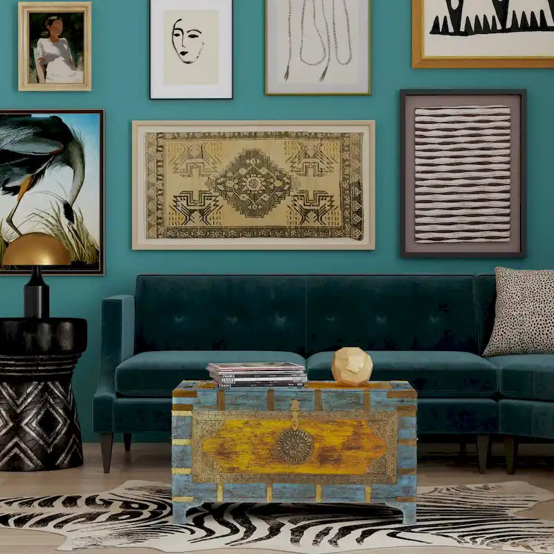 Coffre de rangement Nador avec incrustations en laiton peint à la main et table basse