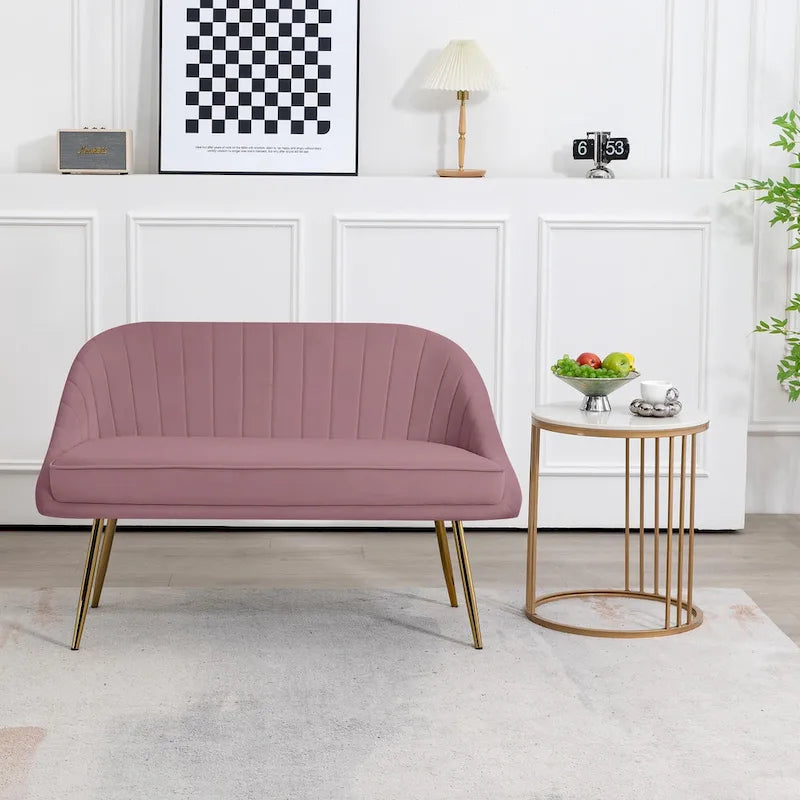 Canapé deux places contemporain capitonné avec pieds en métal doré, idéal pour le salon ou la chambre.