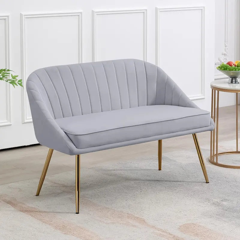 Canapé deux places contemporain capitonné avec pieds en métal doré, idéal pour le salon ou la chambre.